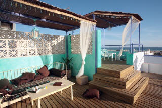 Apartamento con gran terraza equipada, con vistas al mar y a 2minutos a pie de la playa. Céntrico, ideal para parejas.